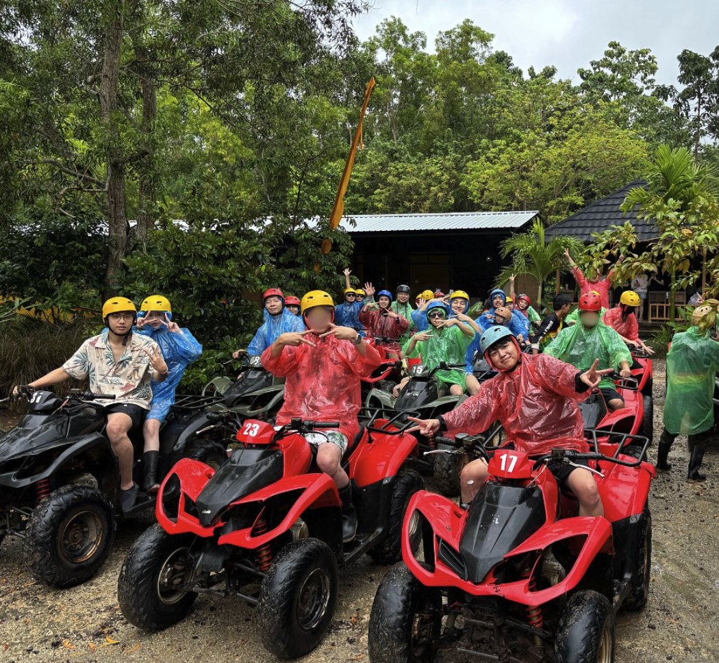 ⛱️【 #Bitget Academy Meetup｜假期回顧】

在四天三夜的行程中，我們來到一座被山海包圍的度假天堂，與一路以來陪伴 Bitget 成長的早期用戶，一起創造了屬於我們的夏日回憶🏝️✨

從穿越山野的 ATV 越野、海上高空滑翔、到深夜圍繞營火的交流對話🔥
這不只是一場戶外之旅，更是一段關於