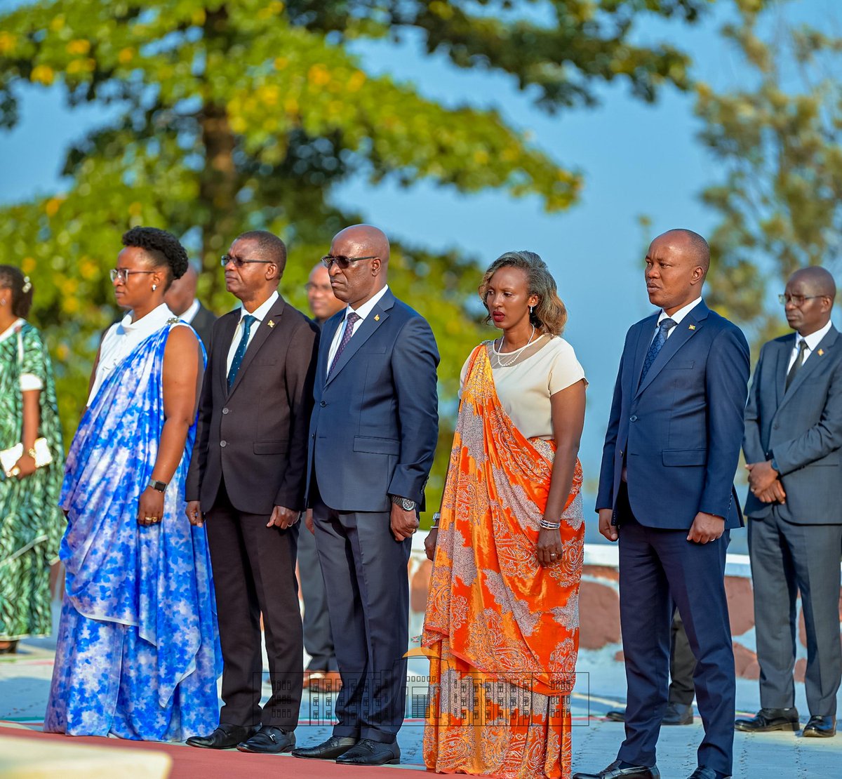 Mu gitondo co kuri uwu wa 1/7, duhimbaza imyaka 63 Uburundi bwikukiye, Nyenicubahiyo <a href="/GeneralNeva/">SE Evariste Ndayishimiye</a>  ari kumwe na Nyenicubahiro <a href="/Burundi1stLady/">Angeline Ndayishimiye Ndayubaha</a>,yashize urugori rw’amashurwe ku ntatemwa y’umuganwa atari umugani, incungu y’ukwikukira Rudoviko Rwagasore.