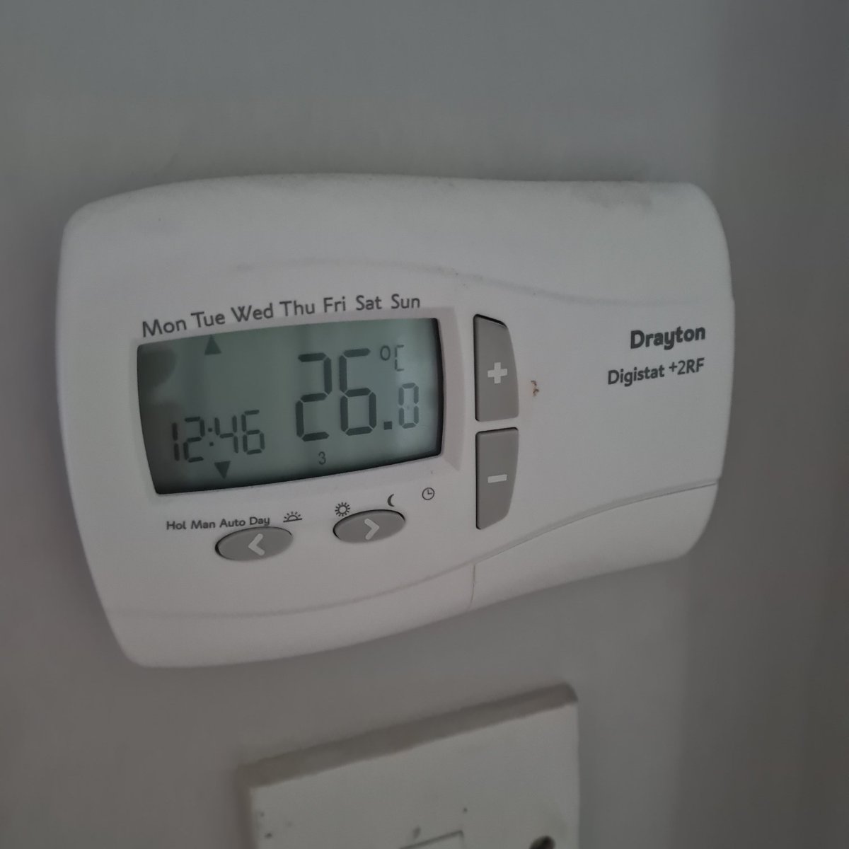 All curtains closed. Portable air con is on. High Victorian ceilings. Yet it's still 26⁰ in my #London living room. Can't wait for the heat to reduce.