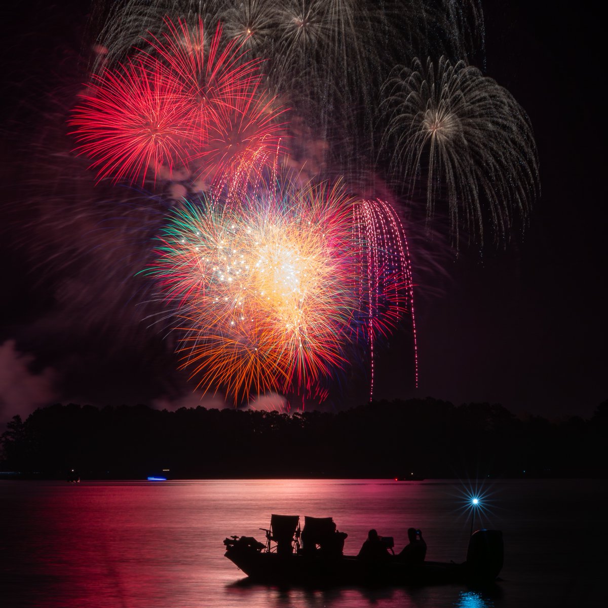 LakeMurrayCtry's tweet image. From lakefront fireworks and patriotic parades to family-friendly festivals, find out where the fun is happening this Fourth of July! Read the blog of events in the region at the 🔗 in our bio!
📸 Bennie Brawley
#TopSouthernDestination #LakeMurrayCountry #DiscoverSC #JewelOfSC