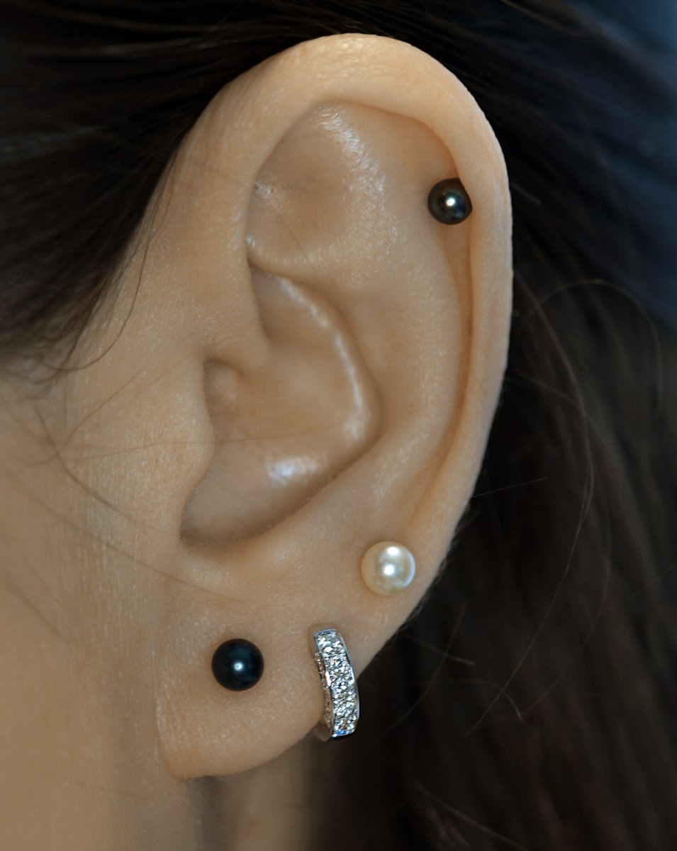 LenaJewellery's tweet photo. Elevate any ear styling with the understated elegance of a single pearl earring, designed as a flat back piercing stud. This exquisite piece, crafted from 18k solid yellow or white gold, embodies the essence of fine handcrafted jewellery 🩶🖤 #curatedear
https://t.co/uk4Sqfvkn7 https://t.co/1scRrPfPYH