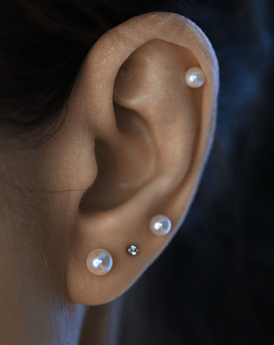 LenaJewellery's tweet photo. Elevate any ear styling with the understated elegance of a single pearl earring, designed as a flat back piercing stud. This exquisite piece, crafted from 18k solid yellow or white gold, embodies the essence of fine handcrafted jewellery 🩶🖤 #curatedear
https://t.co/uk4Sqfvkn7 https://t.co/1scRrPfPYH