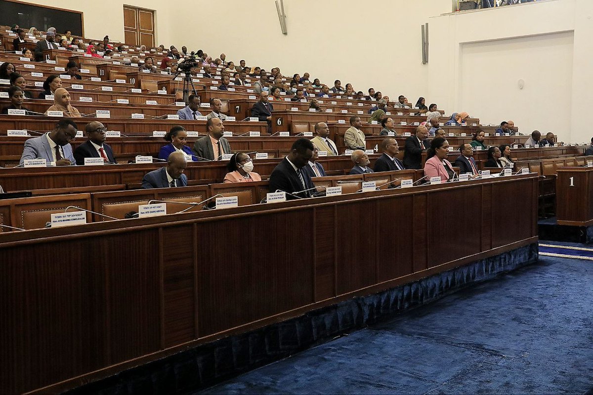 ዛሬ በተካሄደው የምክር ቤቱ 41ኛ መደበኛ ስብሰባ የገንዘብ ሚኒስትር አቶ አህመድ ሺዴ በተለያዩ የሀገሪቱ አከባቢዎች የተጀመሩ የመንገድ ፕሮጀክቶችን ለማጠናቀቅ የሚያስችል አዲስ መርሀ ግብር እንደሚያስፈልግ አብራርተዋል፡፡