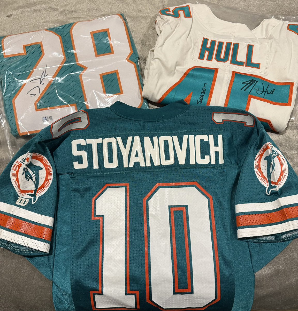 Newest pickup to my growing jersey collection, retro Stoyanovich, my first fave player 👌 also game worn Mike Hull and a signed <a href="/ffvmousvon_/">De’Von Achane</a>  to make <a href="/the_real_reason/">Reason</a> jealous 😅