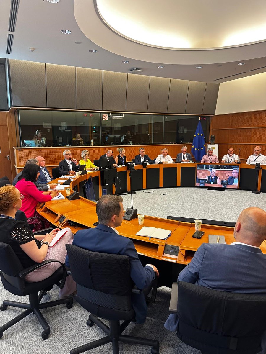 Landräte Thomas Habermann &amp; Christoph Schnaudigel für den Landkreistag: „Eine dezentrale, bedarfsgerechte EU-Förderung ist der Schlüssel für gleichwertige Lebensverhältnisse. Die ländlichen Räume dürfen im neuen #MFR nicht untergehen.“
#EU #LändlicherRaum #Cohesion #Kommunen