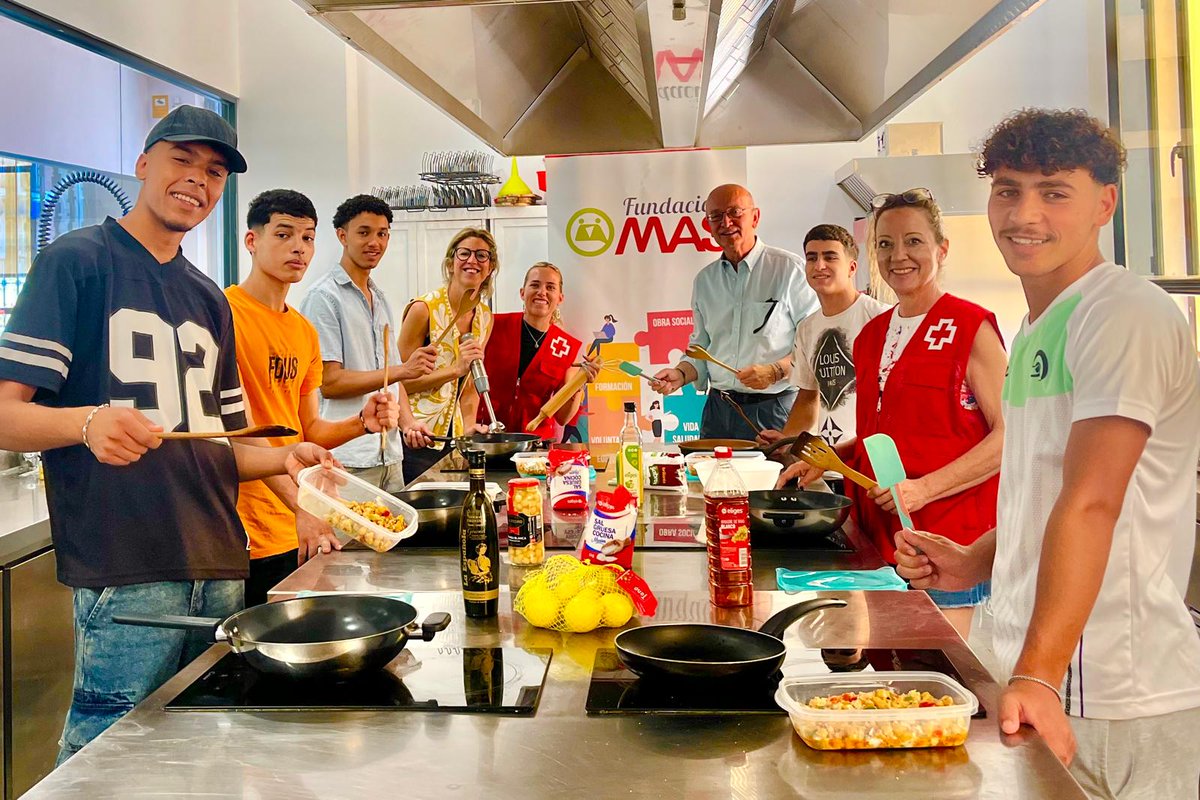 SomosFundMAS's tweet image. 🔴Durante el mes de junio @CruzRojaSevilla
realiza en el #CentroODS talleres de alimentación para promover #hábitosdevidasaludable bajo proyectos como &quot;Acompaña&quot; donde presenciamos cómo la cocina mejora el bienestar físico y emocional de jóvenes y mujeres vulnerables.  

#ODS10