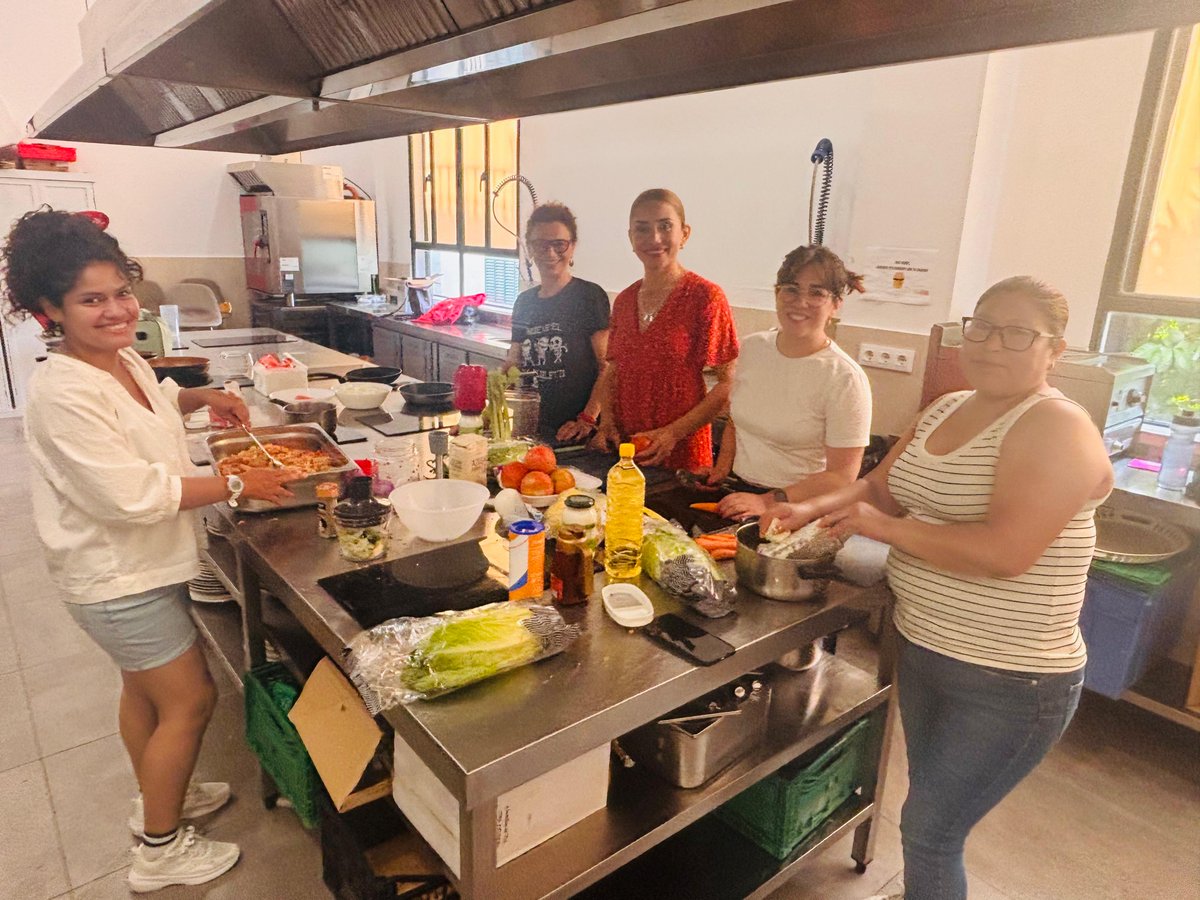 SomosFundMAS's tweet image. 🔴Durante el mes de junio @CruzRojaSevilla
realiza en el #CentroODS talleres de alimentación para promover #hábitosdevidasaludable bajo proyectos como &quot;Acompaña&quot; donde presenciamos cómo la cocina mejora el bienestar físico y emocional de jóvenes y mujeres vulnerables.  

#ODS10