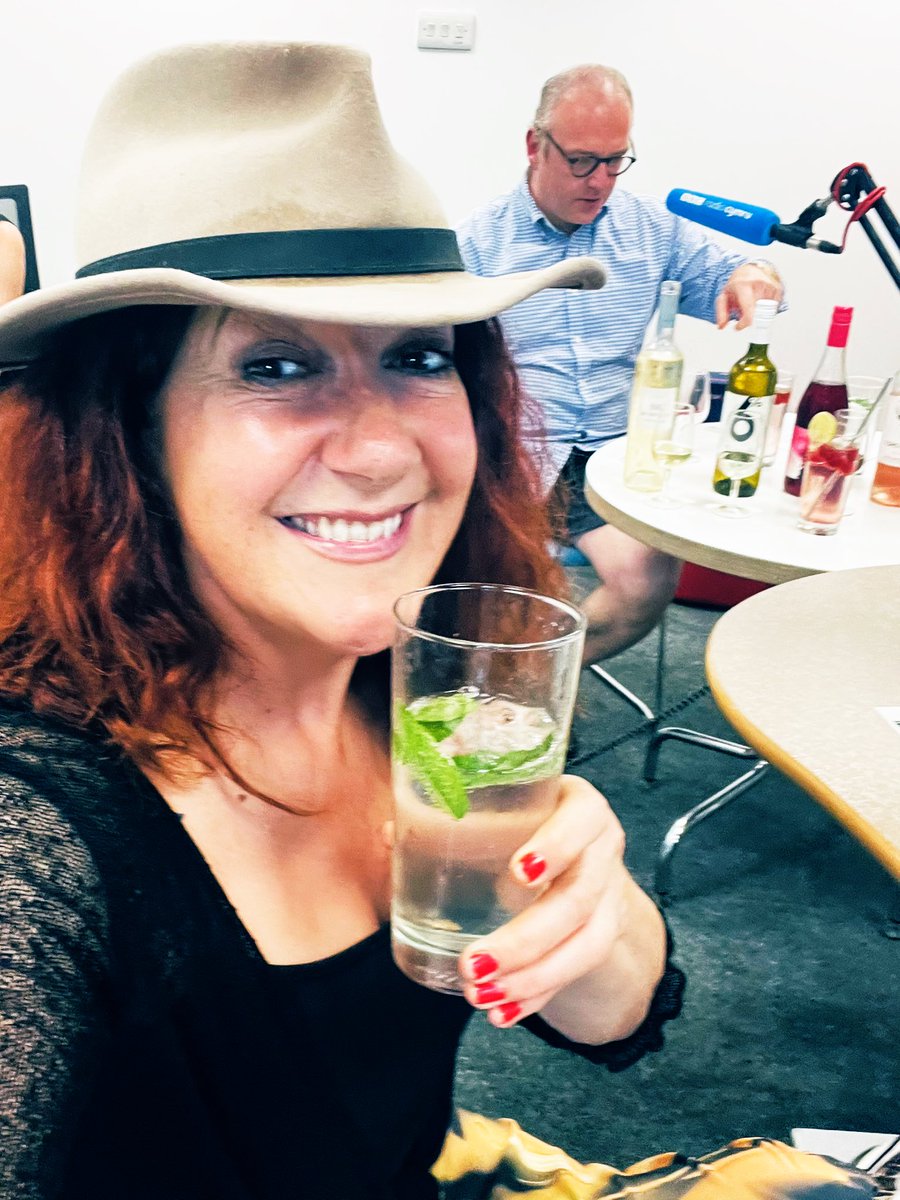 RealShanCothi's tweet photo. Iechyd da ffrindie - ma’r spritzer ma’n ffein (di-alcohol gyda llaw! 😜) #blodauysgawen #mintys Diolch i Deian Benjamin @gwinamwy am ddewis gwinoedd HAF bendigedig i ni ar Bore Cothi @BBCRadioCymru #rhosliw #gwinoeddoergell #gwinamwy mwynhewch y dewis! https://t.co/oq38G4J40v