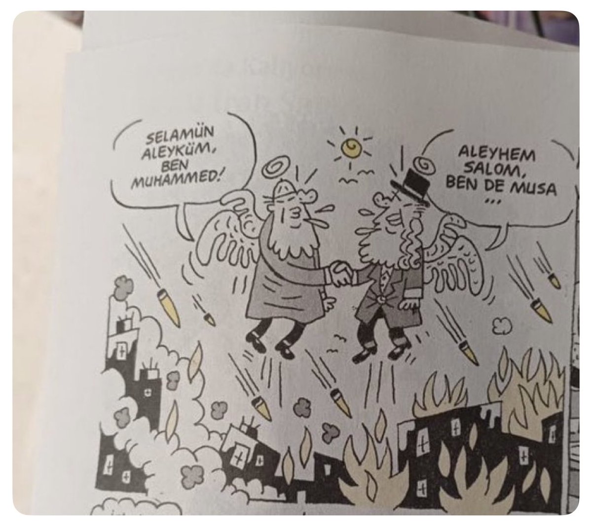 Karikatür dikkatle incelendiğinde; füzelerin İsrail tarafına Hz.Muhammed’in olduğu taraftan geldiği ve yangının da İsrail tarafına sebep olduğu görülüyor. 
Bunun açıklaması:İsrail’i mazlum,Müslümanları terörist göstermektir.Bu provakasyondur ve arkasında İsrail ajanları vardır.