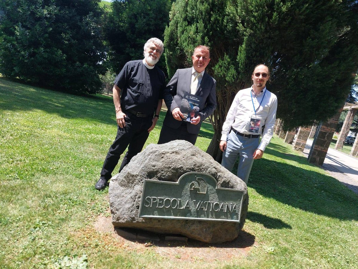 Veleposlanik Franc But je 24.6. obiskal Vatikanski observatorij v Castel Gandolfu, ki velja za enega najbolj naprednih na svetu.