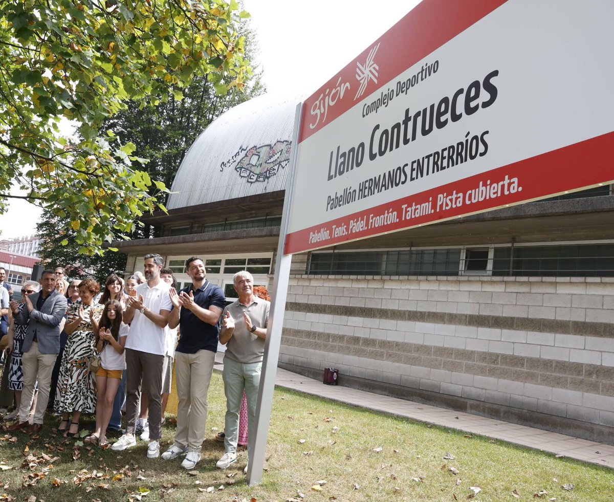 Raúl Entrerríos (@raul_entrerrios) on Twitter photo Ayer pudimos vivir un momento muy especial con la designación del pabellón del Llano-Contrueces con el nombre ‘Hermanos Entrerríos’.
Gracias al Ayuntamiento de <a href="/gijon/">Gijón/Xixón</a> <a href="/PDMGijon/">Gijón/Xixón Deporte</a> y la gente que nos acompañó por hacerlo posible.
#PabellónHermanosEntrerríos Ayer pudimos vivir un momento muy especial con la designación del pabellón del Llano-Contrueces con el nombre ‘Hermanos Entrerríos’.
Gracias al Ayuntamiento de <a href="/gijon/">Gijón/Xixón</a> <a href="/PDMGijon/">Gijón/Xixón Deporte</a> y la gente que nos acompañó por hacerlo posible.
#PabellónHermanosEntrerríos