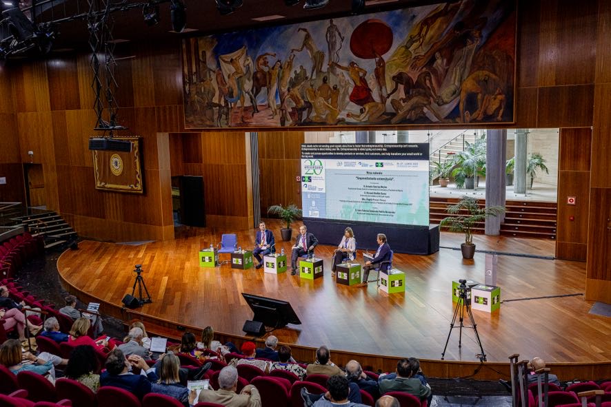 ¡UEx y emprendimiento en las Jornadas 20 aniversario de la <a href="/conferenciacs/">ConferenciaCS</a>!

Antonio Huertas, Presidente del Consejo Social de la UEx, participó en la mesa redonda "Emprendimiento Universitario"

📲  extremaduraesfuturo.es y ccsu.es

<a href="/infouex/">UEx</a> <a href="/ahuertasmejias/">Antonio Huertas</a>