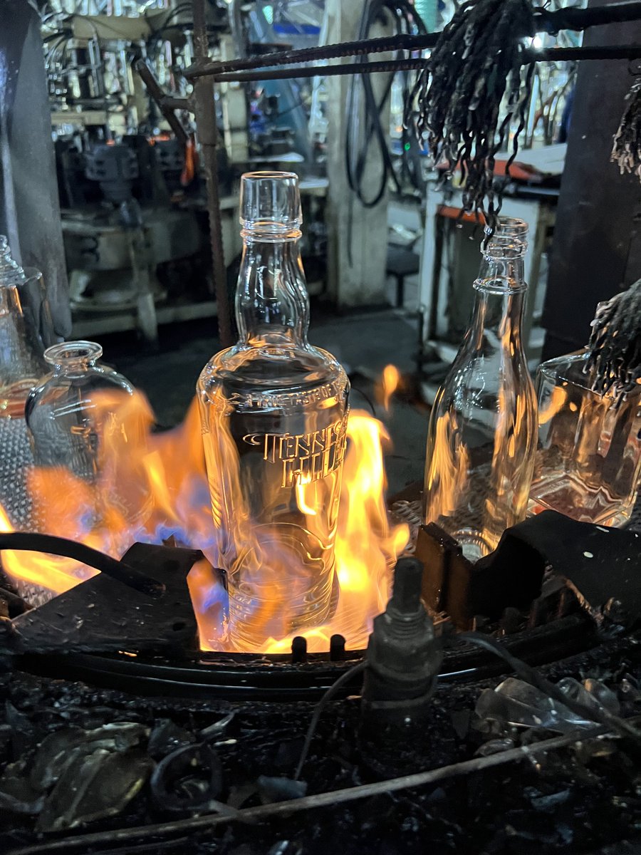 Caolydia2's tweet image. A brand new day is here, and today we’re diving into something exciting—let’s check out the new glass bottles that are in production. #distill #distillerylife #vodkabottle #tequilatequila #gincraft #rhumcollection #glassbottlesupplier #glassbottles #sinobottles #glassfactory