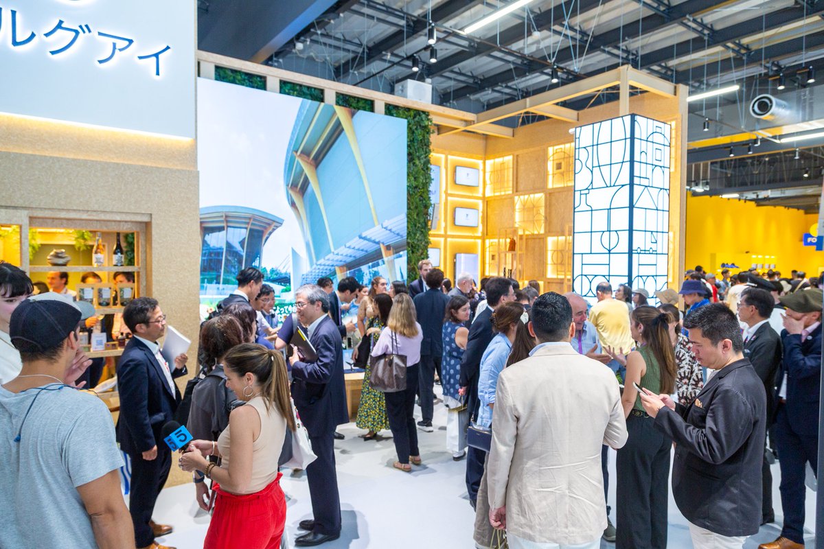 Cancillería Uruguay 🇺🇾 (@cancilleriauy) on Twitter photo 📢 Gran noticia!!
El stand de <a href="/uruguayinosaka/">Uruguay in Osaka</a> superó el millón y medio de visitantes y sigue sumando 20 mil visitas ➕por día!
🫱🏽🫲🏽 Fruto del esfuerzo conjunto entre organismos de Gobierno y sector privado, quedan millones de puertas abiertas para seguir trabajando. 📢 Gran noticia!!
El stand de <a href="/uruguayinosaka/">Uruguay in Osaka</a> superó el millón y medio de visitantes y sigue sumando 20 mil visitas ➕por día!
🫱🏽🫲🏽 Fruto del esfuerzo conjunto entre organismos de Gobierno y sector privado, quedan millones de puertas abiertas para seguir trabajando.
