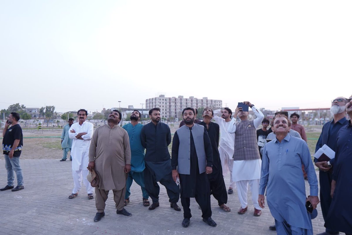 Hyderabad Mayor Mr. <a href="/KashifShoroPPP/">Kashif Shoro</a> visited the under-construction Urban Forest &amp; Park at Jamshoro Road along with officials. A 100-ft national flag has been installed as a new symbol of city pride. 🇵🇰
#UrbanForest #Hyderabad #GreenInitiative
<a href="/jamkhanshoro/">jam khan shoro</a>