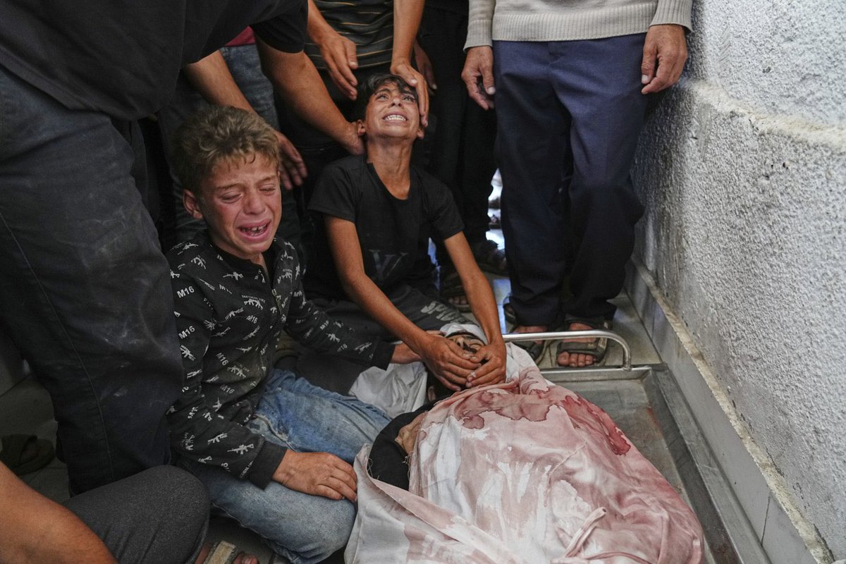 SantiPalacios's tweet image. Palestinian children mourn over the body of their father, Mohammed Ghaben, who was killed while heading to an aid distribution hub, in Gaza City, Wednesday, June 18, 2025.
📸 Jehad Alshrafi / Associated Press