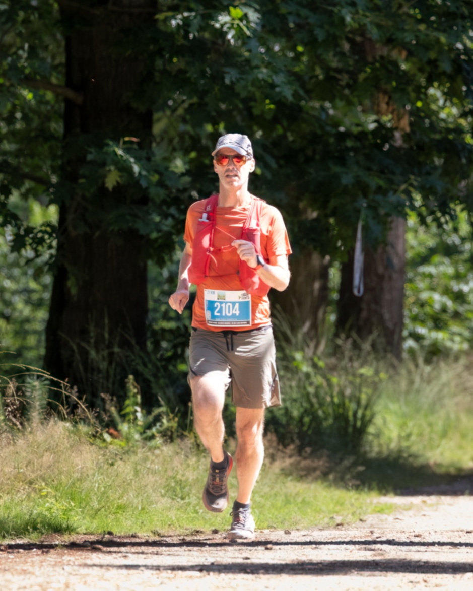 Waar let jij op wanneer je hardloopt op warme dagen? 🏃☀️ 

Wil je met dit warme weer de trails op? Start vroeg of kies voor de koele avonduren, draag lichte kleding, blijf voldoende drinken én vul je zout aan.

Meer over lopen in extreme hitte: zurl.co/YPxvU