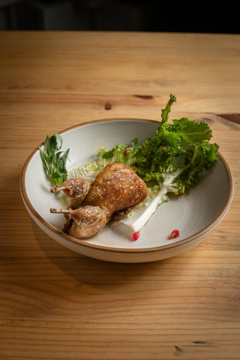 Nuestra codorniz se caracteriza por su increíble piel crujiente y su carne jugosa ¿Qué más se puede pedir?

¡Así da gusto comenzar el mes de Julio!

C/Juan Álvarez de Mendizabal, 34
Reservas: brutalista.es