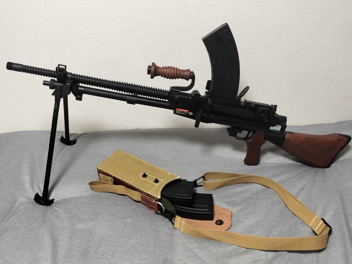 QAjEK62Egd7TzR4's tweet image. (大きな声で)「「「弾幕はパワーだZE☆!!!!」」」
Golden Eagle製の九六式軽機関銃買っちゃった☆
今年2挺目の機関銃
機関銃はいくらあっても困らない
実家にMG42置いてあって写真撮れないの悲しい……
とりあえず手持ちの機関銃は4挺になった
機関銃最高!!!!!
#エアガン