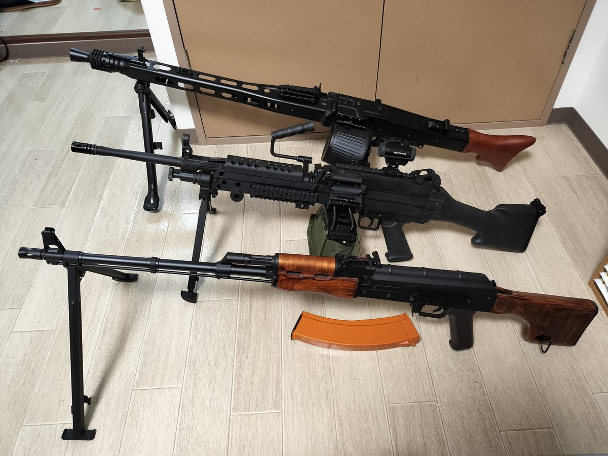 QAjEK62Egd7TzR4's tweet image. (大きな声で)「「「弾幕はパワーだZE☆!!!!」」」
Golden Eagle製の九六式軽機関銃買っちゃった☆
今年2挺目の機関銃
機関銃はいくらあっても困らない
実家にMG42置いてあって写真撮れないの悲しい……
とりあえず手持ちの機関銃は4挺になった
機関銃最高!!!!!
#エアガン