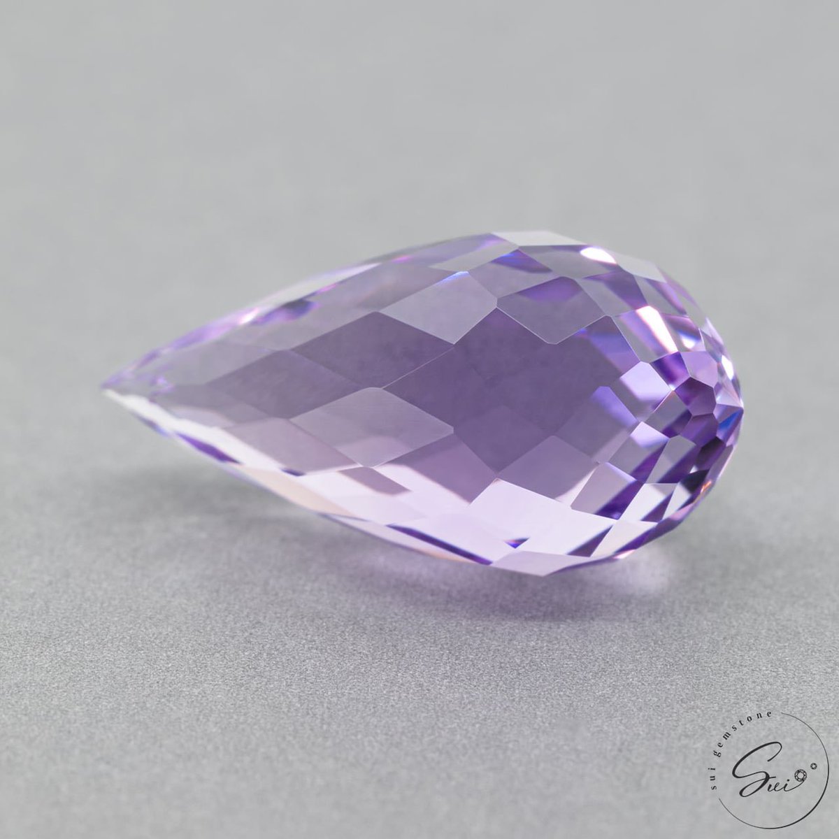 suigemstone's tweet image. ラベンダー畑を思わせるような明るく華やかなラベンダーパープルのアメジストは透明感たっぷりのブリオレットカット。全体に細かく施されたファセットが繊細な輝きを放つ洋梨型の立体的なカット。滴るような輝きがずっと眺めていたくなる美しさ·͜· ❤︎