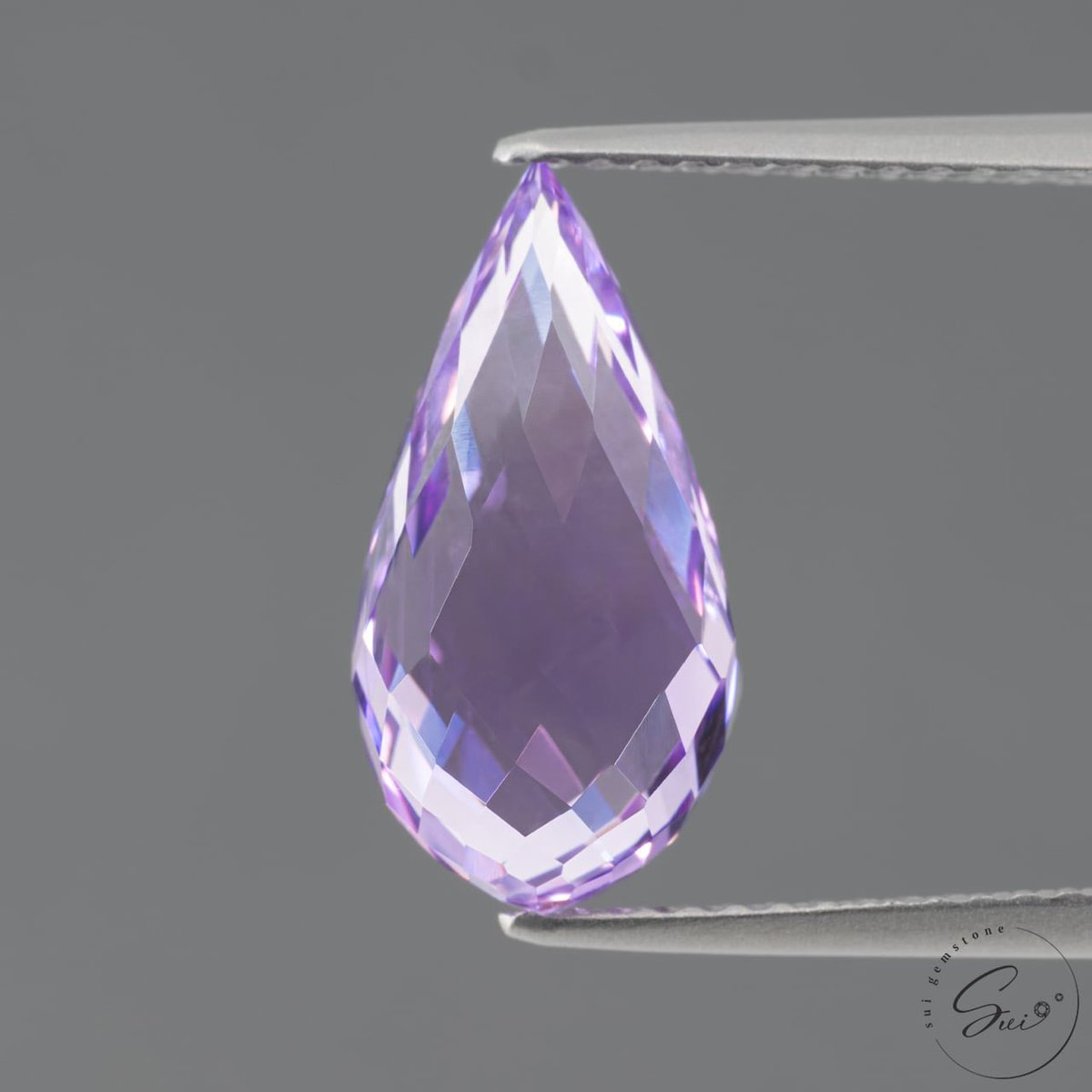 suigemstone's tweet image. ラベンダー畑を思わせるような明るく華やかなラベンダーパープルのアメジストは透明感たっぷりのブリオレットカット。全体に細かく施されたファセットが繊細な輝きを放つ洋梨型の立体的なカット。滴るような輝きがずっと眺めていたくなる美しさ·͜· ❤︎