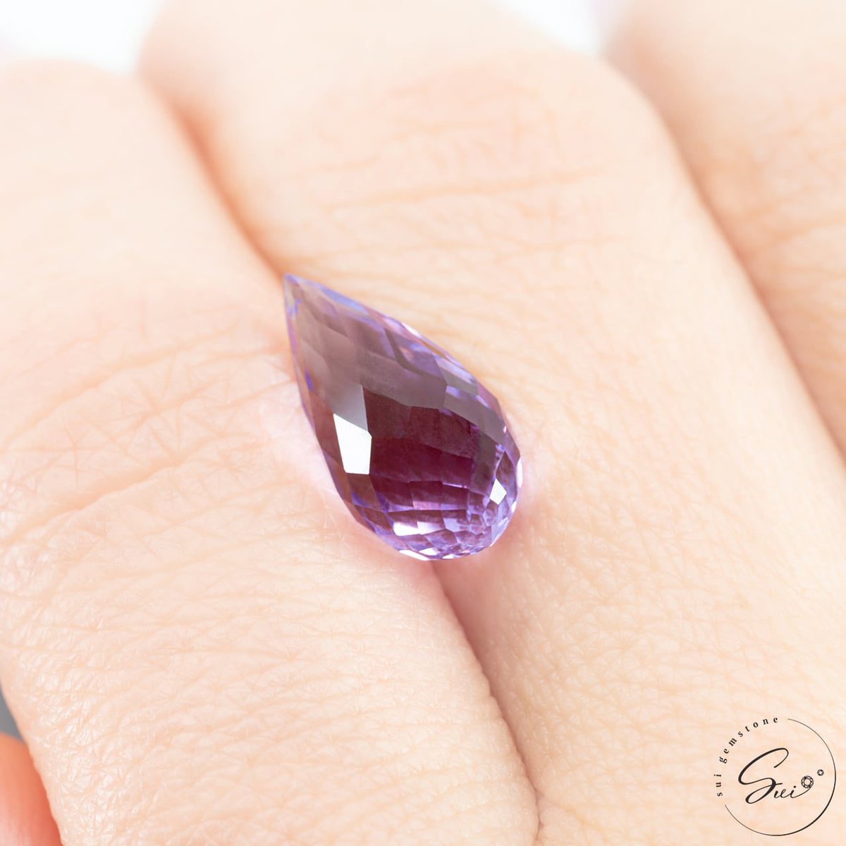 suigemstone's tweet image. ラベンダー畑を思わせるような明るく華やかなラベンダーパープルのアメジストは透明感たっぷりのブリオレットカット。全体に細かく施されたファセットが繊細な輝きを放つ洋梨型の立体的なカット。滴るような輝きがずっと眺めていたくなる美しさ·͜· ❤︎