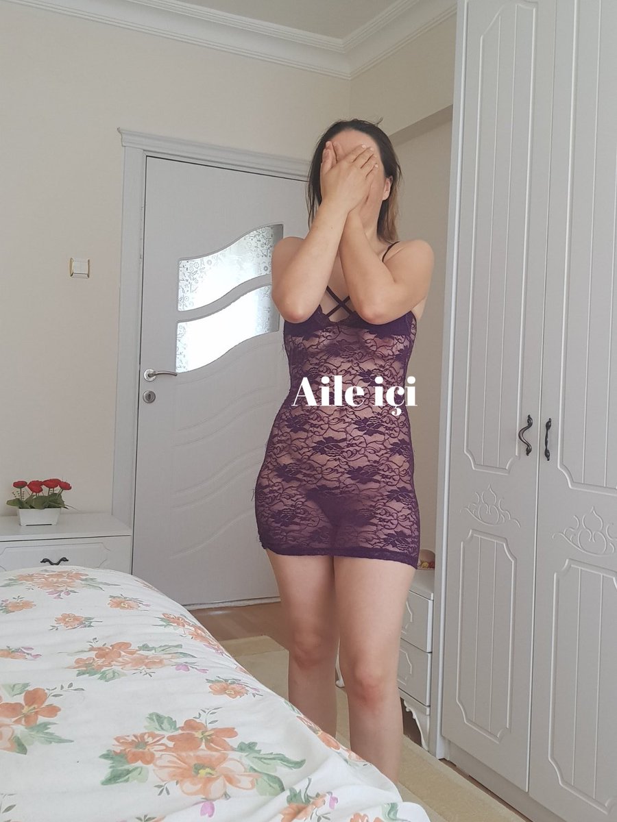 Annesinin geceliği ve annesinin yatağında 😘 😘. 