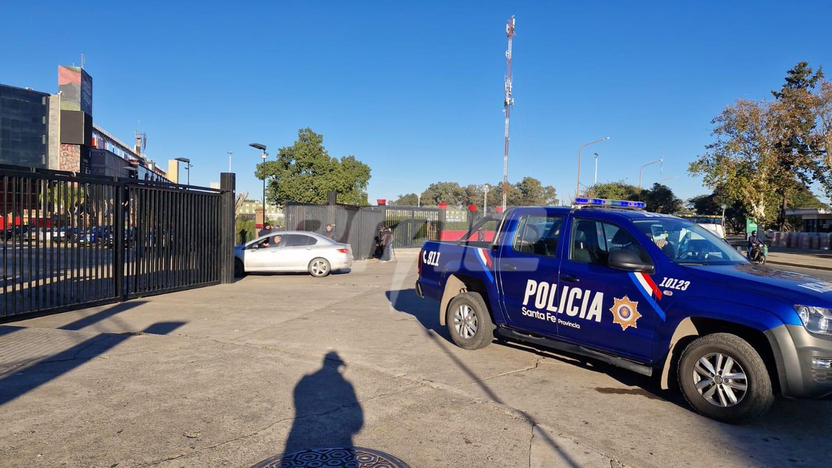 📻#AHORA📞#SantaFe
➡️ <a href="/MauGonzalez009/">Mauro González</a> reporta que el plantel de #Colón arribó hasta el Estadio Brigadier Estanislao López para disputar los once minutos del partido suspendido ante Mitre.

💻 radioeme.com