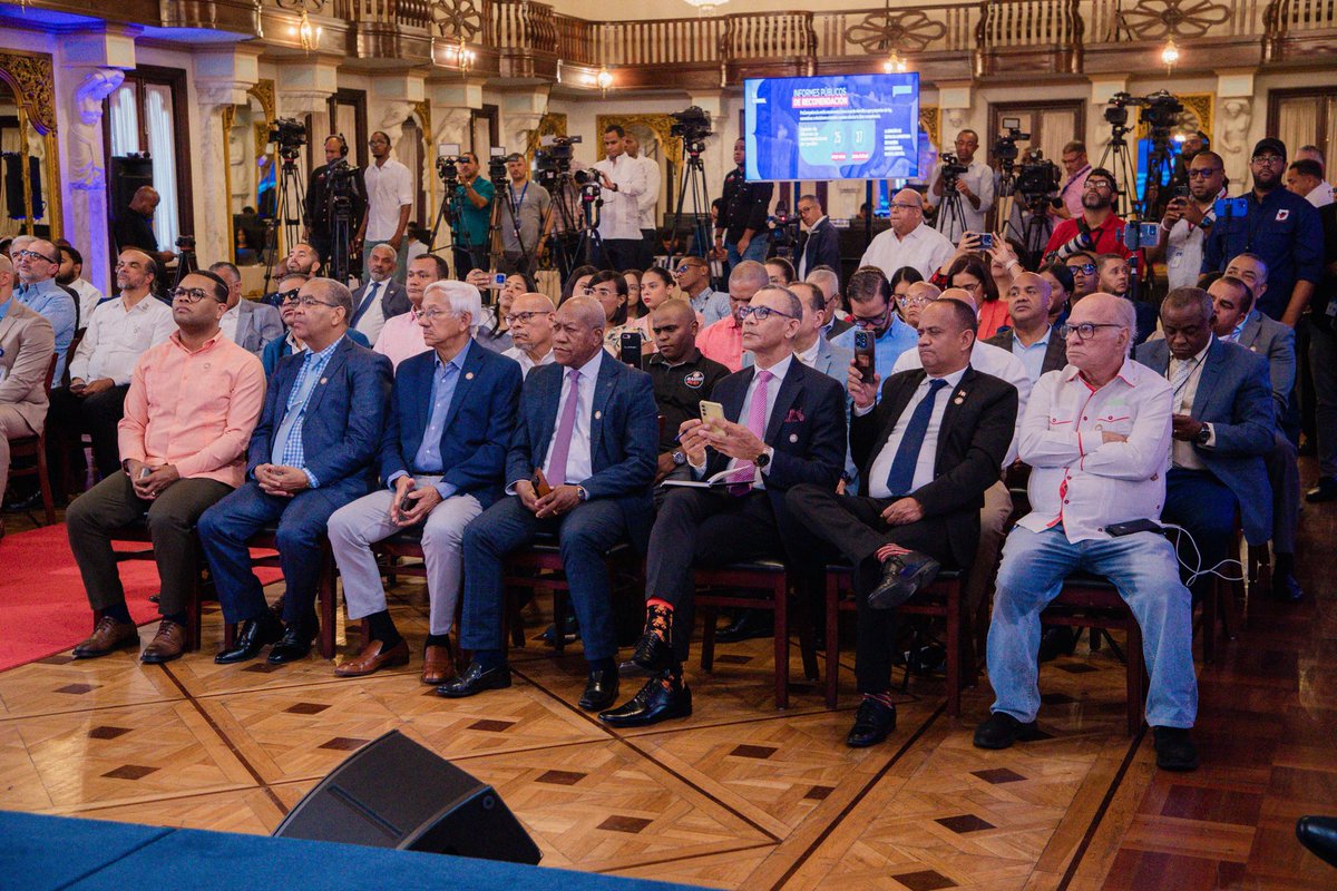 La República Dominicana ha alcanzado hitos regionales sin precedentes, entre los que se destaca ser el primer país de América Latina en contar con una Política Nacional de Competencia. De este tema trató el presidente @LuisAbinader, en #LASemanal, resaltando el papel de