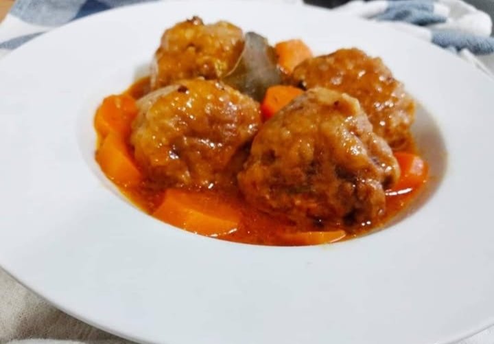 *ALBÓNDIGAS DE TERNERA EN SALSA* ¡Deliciosas! Un plato que nunca falla 😉 👌💯😋 Buenas tardes! 🤗 🔆😎🏖️