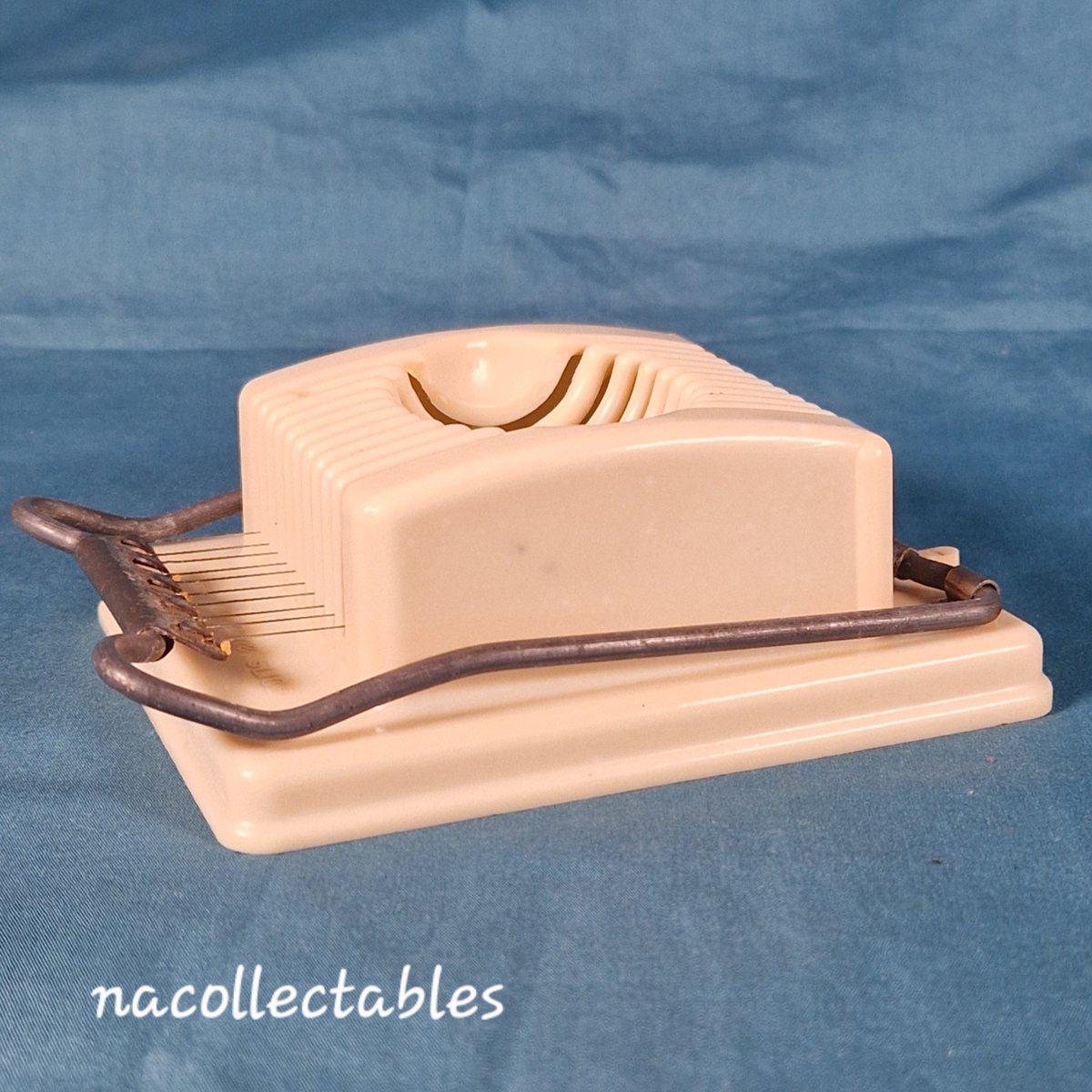 nacollectables's tweet image. Nice little egg slicer in beige plastic, made by Hygene! When I was young we had salad in the summer &amp;amp; they always had sliced egg on them!
@EverRotating #vintageshowandsell #eggslicer #vintagehome #homedecor #kitchen #salads #vintagekitchen #VintageVibes