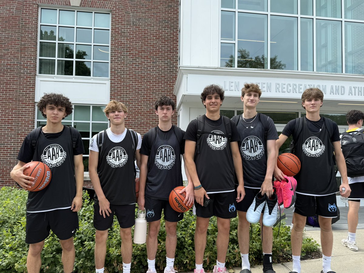 Huskies guys ready to go at Babson! Waiting for their first game at Noon. College coach’s come check out Ohio State. <a href="/AllAcademicBB/">All-Academic Basketball</a> <a href="/JasonS_ZG/">Jason Smith</a> <a href="/JCurnowZG/">Jake Curnow</a>
