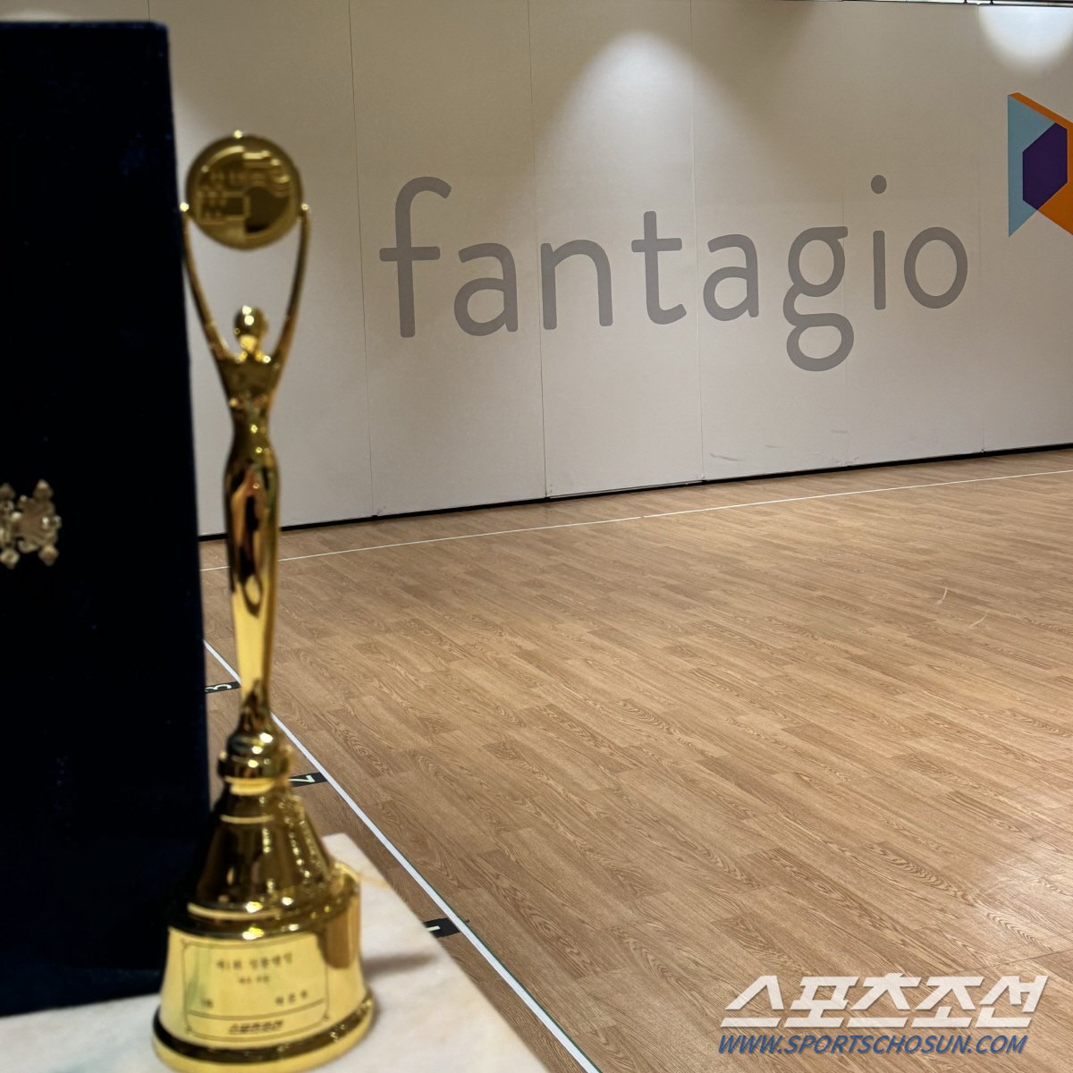 🏆 CHA EUNWOO won in the Best Actor category at the 2025 Blue Dragon Rankings. He will receive his official trophy, and an interview (only if he’s available).

Congratulations, actor #CHAEUNWOO! and thank you all so much!

#차은우 #チャウヌ #车银优 #ชาอึนอู #車銀優