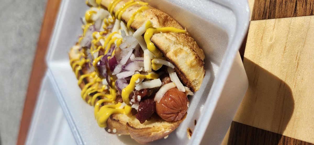 getmeadawgito's tweet image. 3 GOATs on one grill 🐐🌭
🔥 Chili Dog
🔥 Chicago Dog
🔥 Carolina Slaw Dog

Pull up to Dawg ‘Ito @ Trackside, Cookeville.
👉 Bring 2 friends, buy 3 meals = FREE drinks for the whole crew 🍹
#LunchDoneRight #CookevilleEats #GlizzyGang