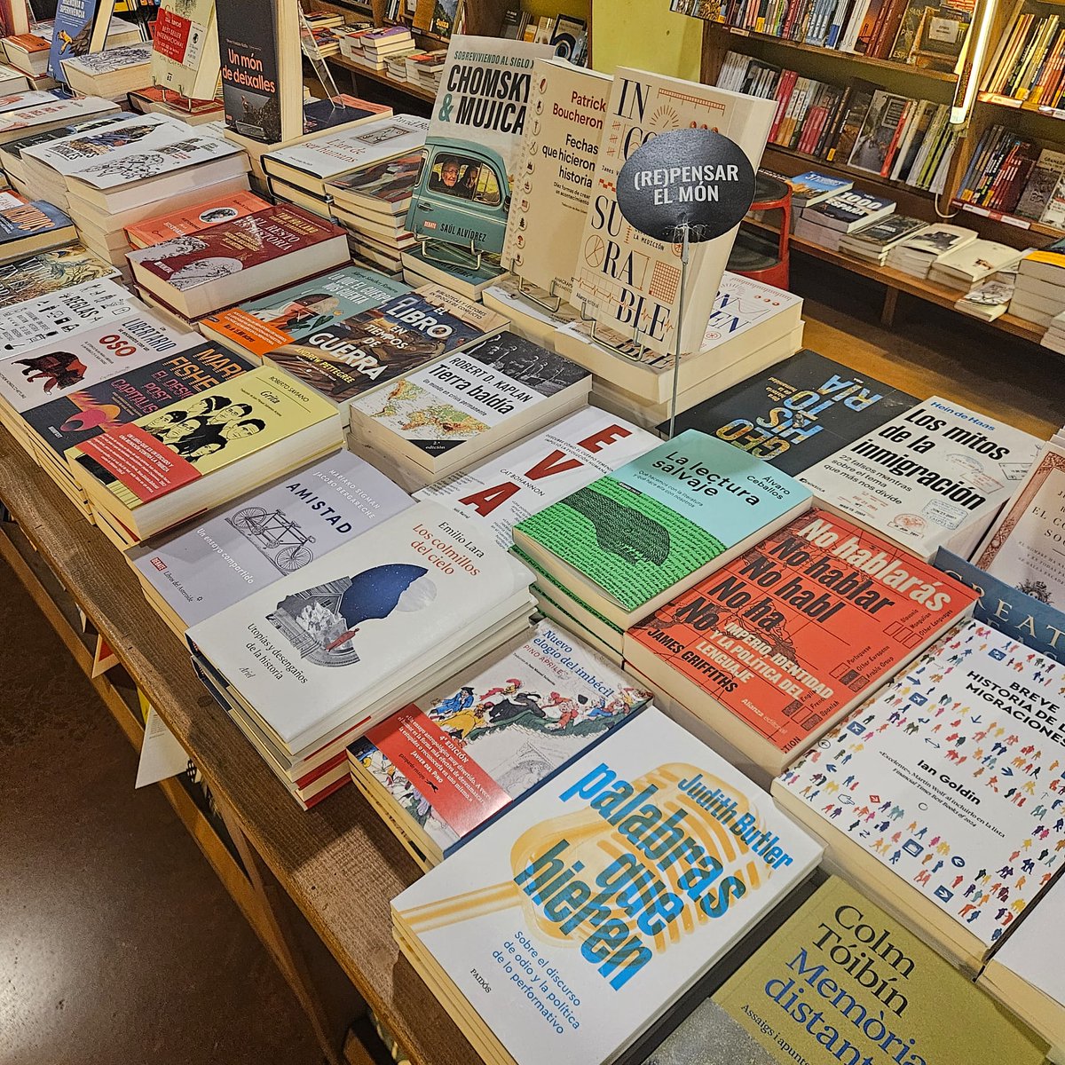 altairviatges's tweet image. Tenim una taula llarguíssima plena d&apos;assajos i llibres de no-ficció per (re)pensar el món, no us la podeu perdre el pròxim cop que ens visiteu😍

📚 altair.es/cat/libros-de/…