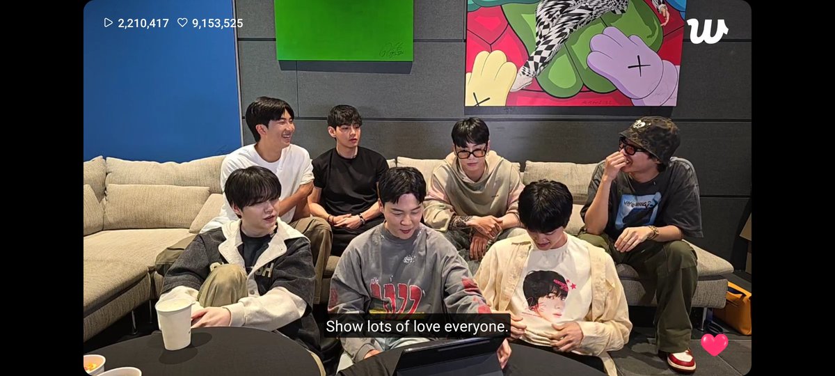 Yoongi_wifeuu's tweet image. Show lots of every one 😭😭🥹🥹🥹💜💜💜💜
Finally our Family is together 
#BTS_live