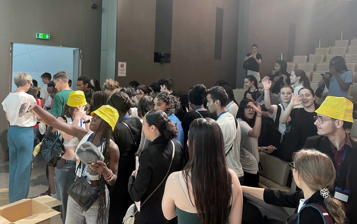 Clap de fin pour #10stagesen1seconde  au siège du <a href="/GroupeLaPoste/">La Poste Groupe</a>  avec Cécile Pasdeloup, directrice RH. 👏
Du 16 au 27 juin, plus de 100 lycéens ont exploré 13 entreprises membres de la FIPA : un vrai boost pour leur #orientation pro.
Et si vous étiez de la prochaine édition ? 😉