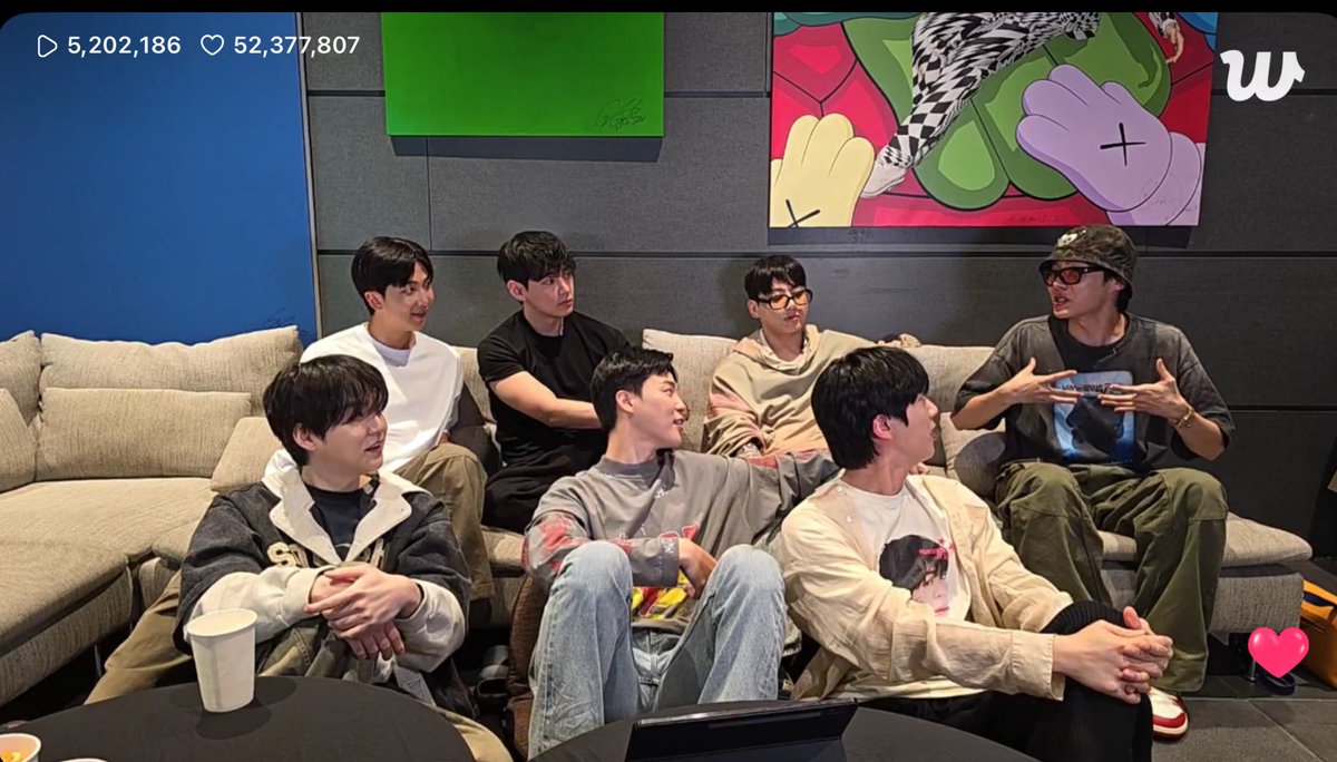 Cold_sky_'s tweet photo. 한 명 말하면 눈 못 떼는 거 진짜,,,
야 방탄 평생 진짜 행복해라,,, https://t.co/eWwQh7g0e6