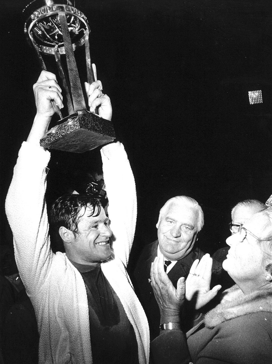 De voetbalwereld is een groot icoon verloren. Als eerste Nederlandse voetballer hield ‘IJzeren Rinus’ in 1970 de Europa Cup I hoog in de lucht namens Feyenoord. Zijn bijzondere prestaties zullen nooit vergeten worden. Ik wens zijn familie veel sterkte toe. nos.nl/artikel/257318…