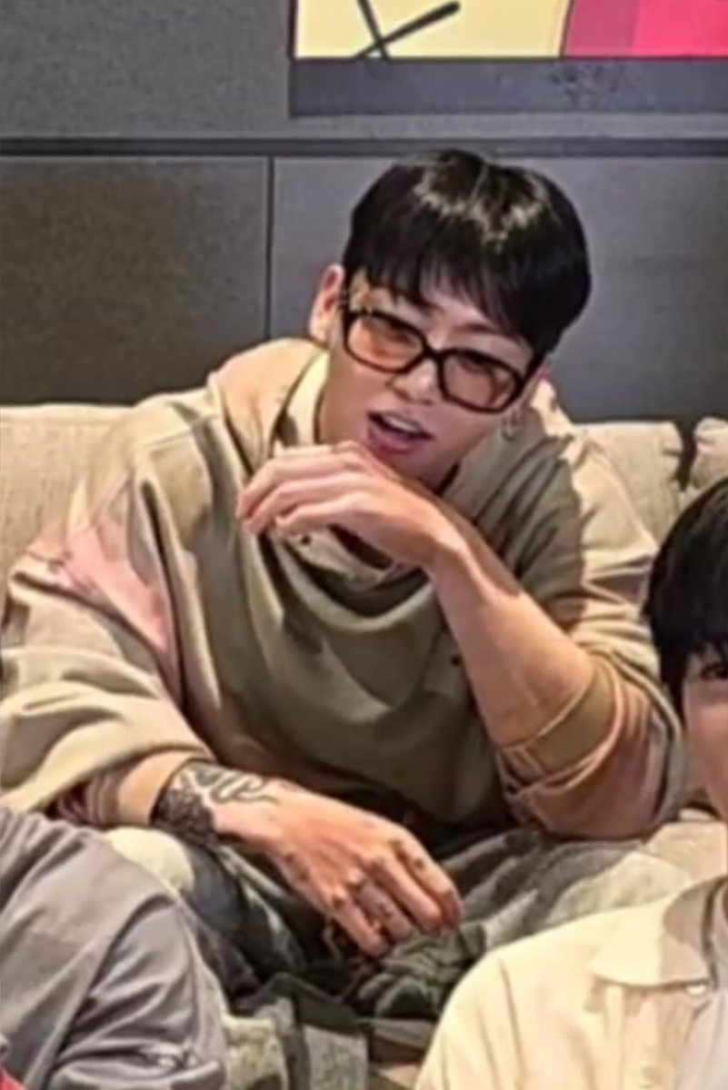 archivekukk's tweet photo. JUNGKOOK??!?? https://t.co/r7JHTJTmDh