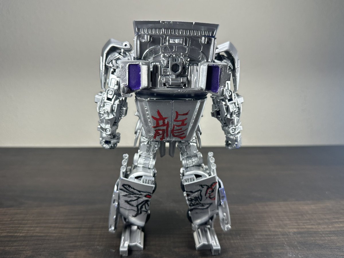 Custome Prime from the Prime's AU. 

Gallant Prime, Eldest Sister of Solus, The Silver Knight, First Daughter of Primus, The Gallant Dragoness. 

Inspirations were from the Silver Knight Concept Art, Nightwatch Optimus Prime, and Year of the Dragon Optimus Prime.