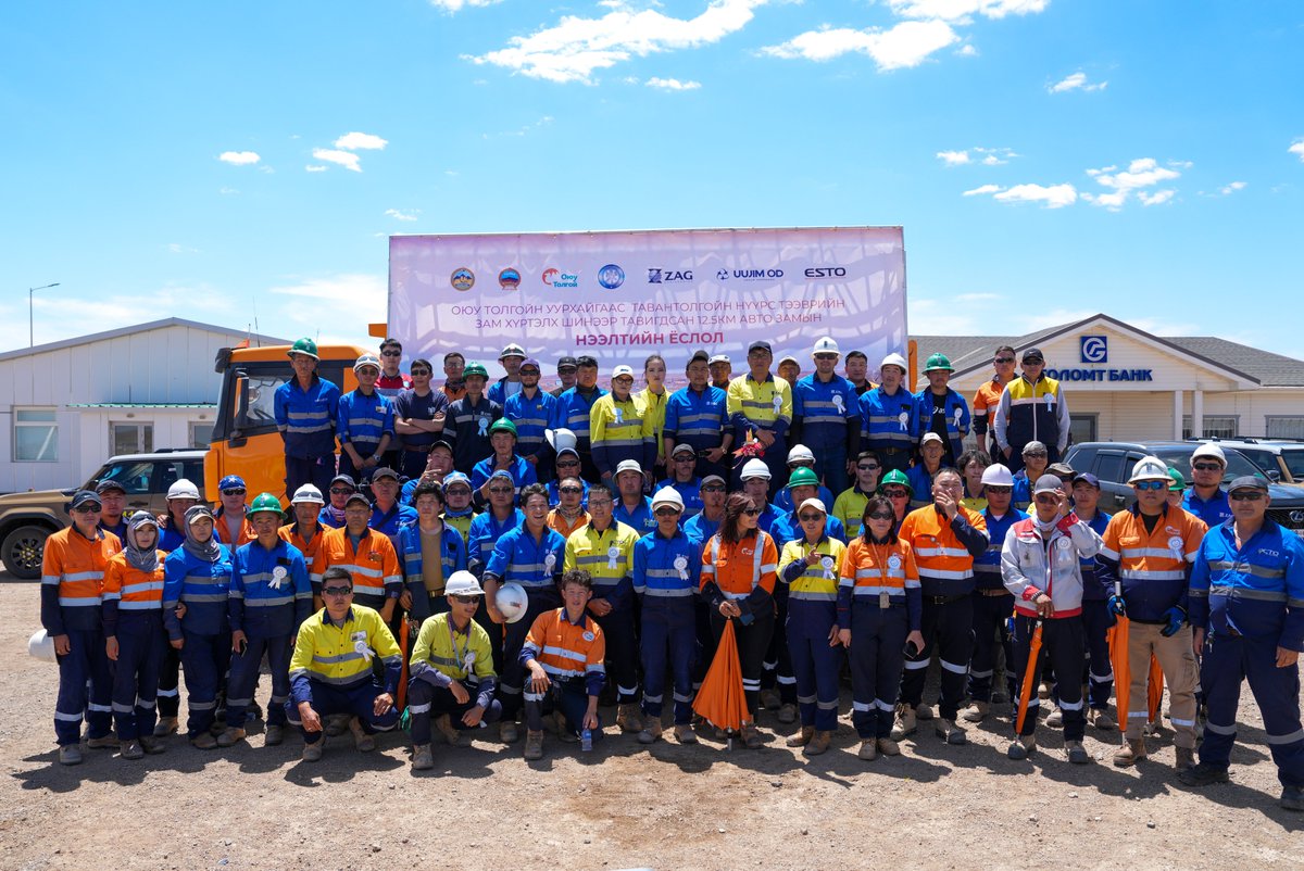 "Оюу толгой" компани 12.6 км хатуу хучилттай авто замыг ашиглалтад орууллаа

"Оюу толгой" компани Ханбогд сум дахь уурхайн цогцолбороосоо Тавантолгойн нүүрсний зам хүртэлх 12.6 км хатуу хучилттай авто замыг барьж, Улсын комисст хүлээлгэн өглөө. Энэхүү зам ашиглалтад орсноор