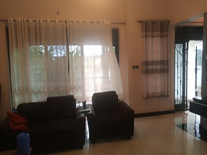 shukranproperty's tweet photo. QUICK SALE 🏃‍♂️🏃‍♂️🏃‍♂️

HOUSE FOR SALE IN NAMUGONGO - KIWANGO
 
#4bedrooms #3bathrooms and 1boys Quarter
 
 Seated on #14Decimals Land title available

Selling Price at #150m Ugx negotiable

0706 592 177 https://t.co/iluj7EMudi
