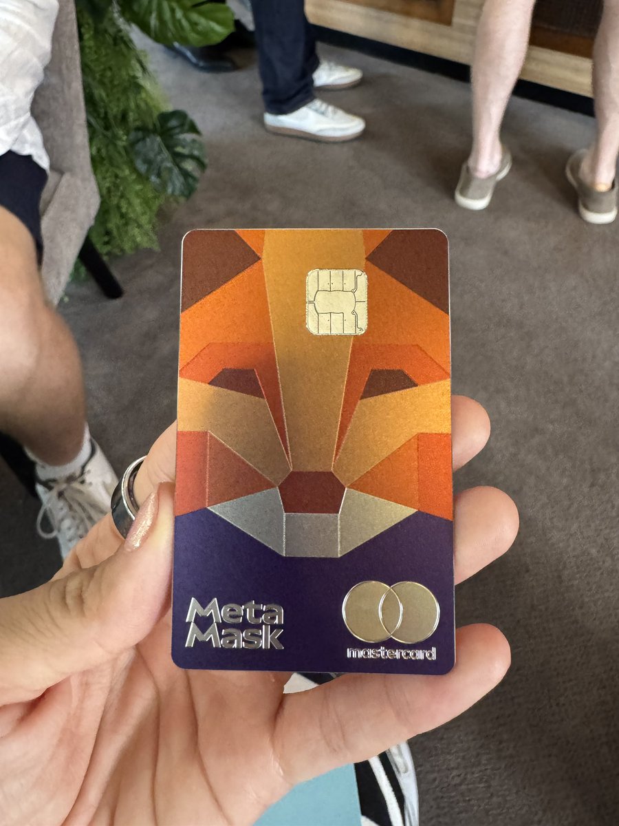 raiauad's tweet image. Oficialmente dona do segundo cartão de metal da @MetaMask do Brasil 🤩