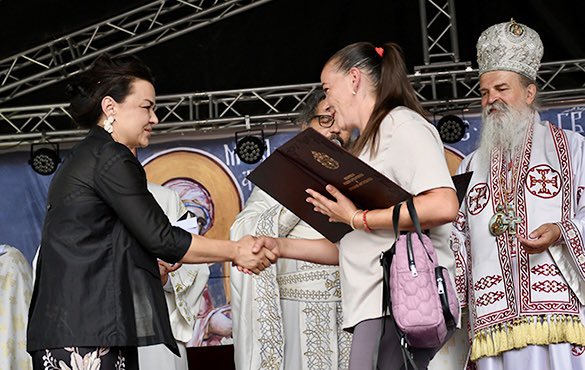 DecaniMonastery's tweet image. This year as well, in the spirit of prayerful gratitude and love for the sacred gift of motherhood, the Raška–Prizren Diocese awarded the “Mother Jugović” Medal to mothers with four or more children. This recognition, which is presented annually on #Vidovdan, 28 June, testifies…
