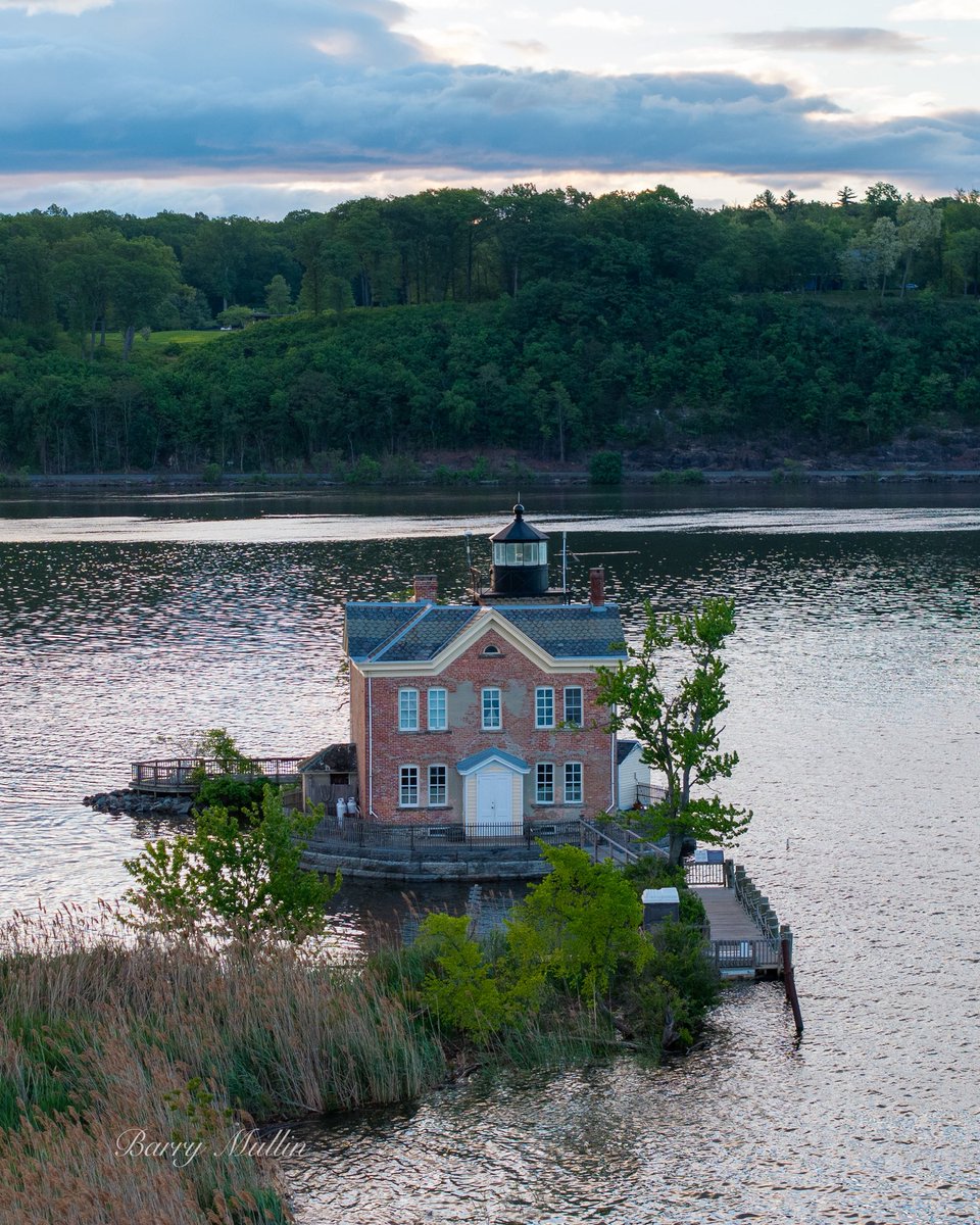 Lighthouses_NE's tweet image. Saugerties Lighthouse during sunrise in Saugerties, New York, USA.