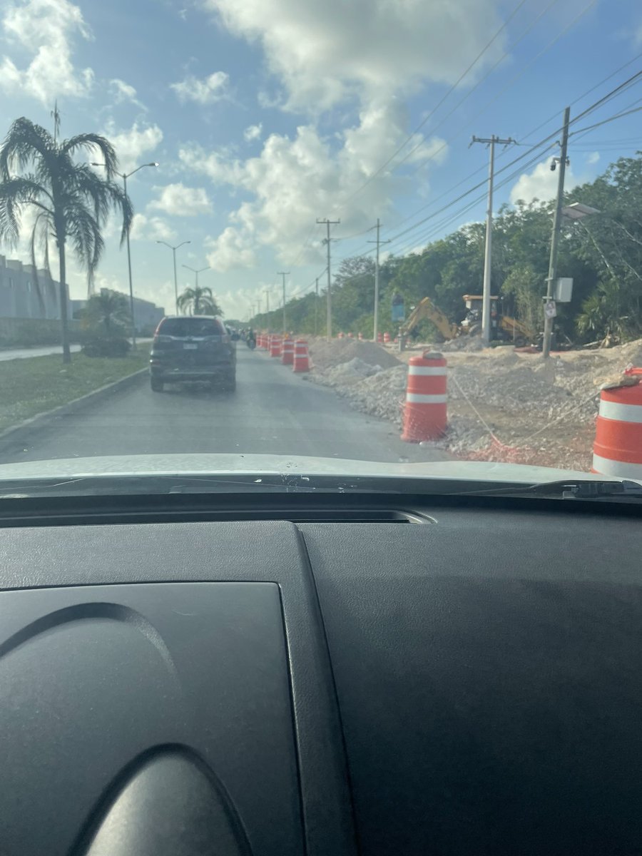 Cómo se les ocurre activar el semáforo con tremenda obra que nos reduce a un carril en la avenida 135? 🤔 <a href="/GobQuintanaRoo/">Gobierno Quintana Roo</a>