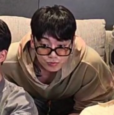 จองกุกกลับมาเจาะปากแล้ว และแอบเห็น tattoo ใหม่ด้วยค่ะ 👀 

#정국 #JUNGKOOK