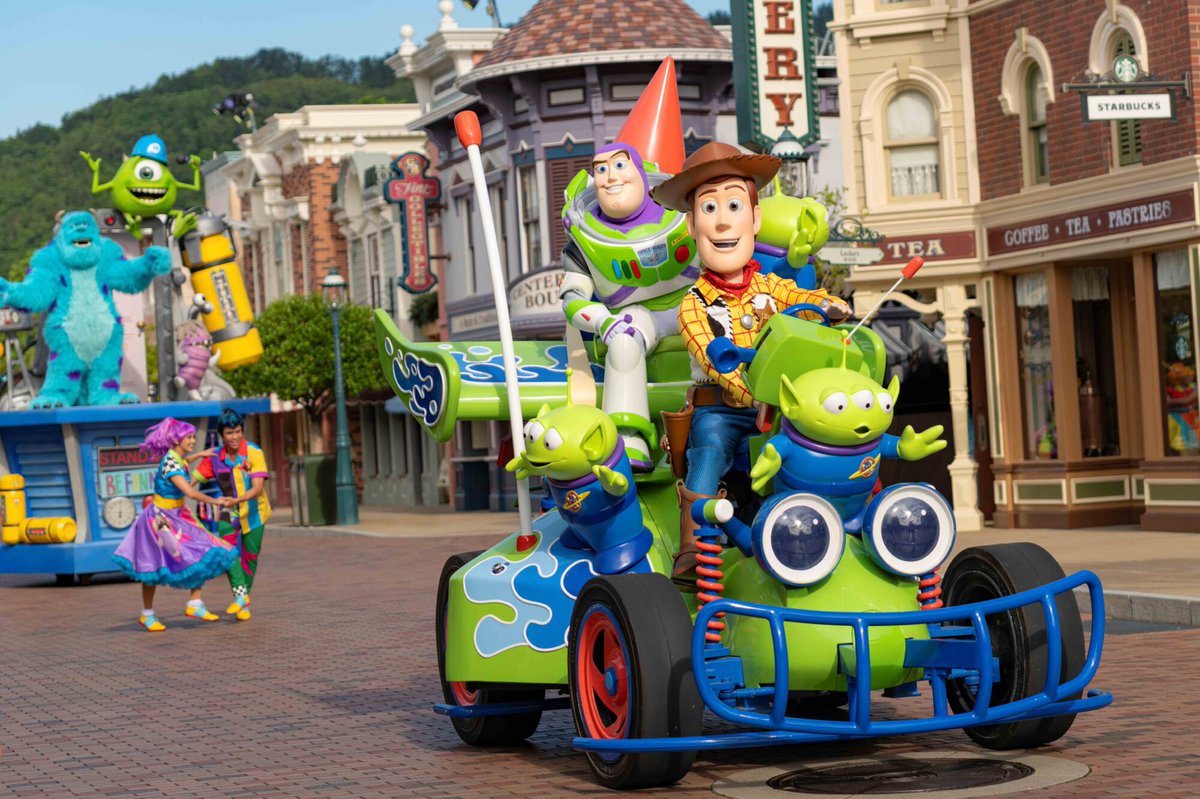 CyberbbLawrence's tweet photo. Official picture of “Friendtastic!” Parade
at Hong Kong Disneyland https://t.co/1ATycIEr6F
